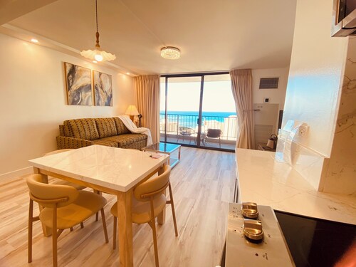 Ocean view, Newly Renovated Luxury Waikiki Hotel, Free Parking.