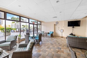 Interior - Ocean view, Newly Renovated Luxury Waikiki Hotel, Free Parking. (Honolulu)