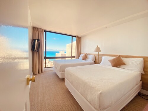 Ocean view, Newly Renovated Luxury Waikiki Hotel, Free Parking.