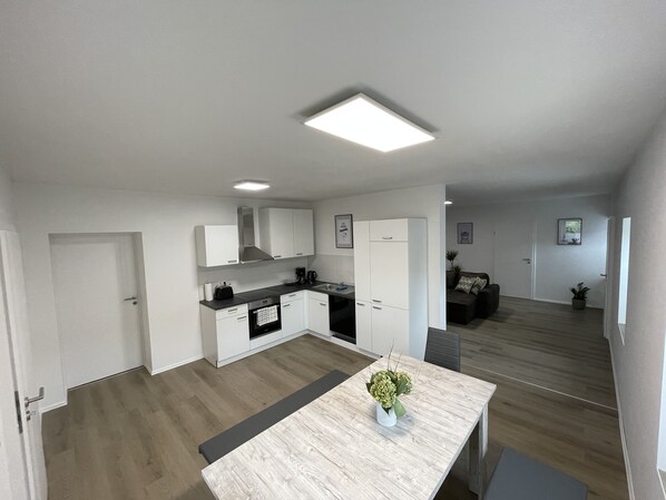 Fridge, oven, stovetop, dishwasher