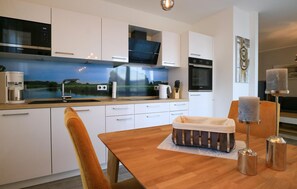 Appartement | Cuisine privée | Réfrigérateur, batterie de cuisine, vaisselle et ustensiles
