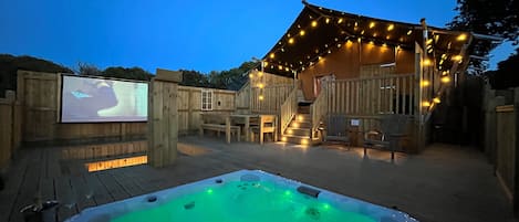 Tenda de campanya de luxe, banyera d'hidromassatge, vistes al jardí | Exterior