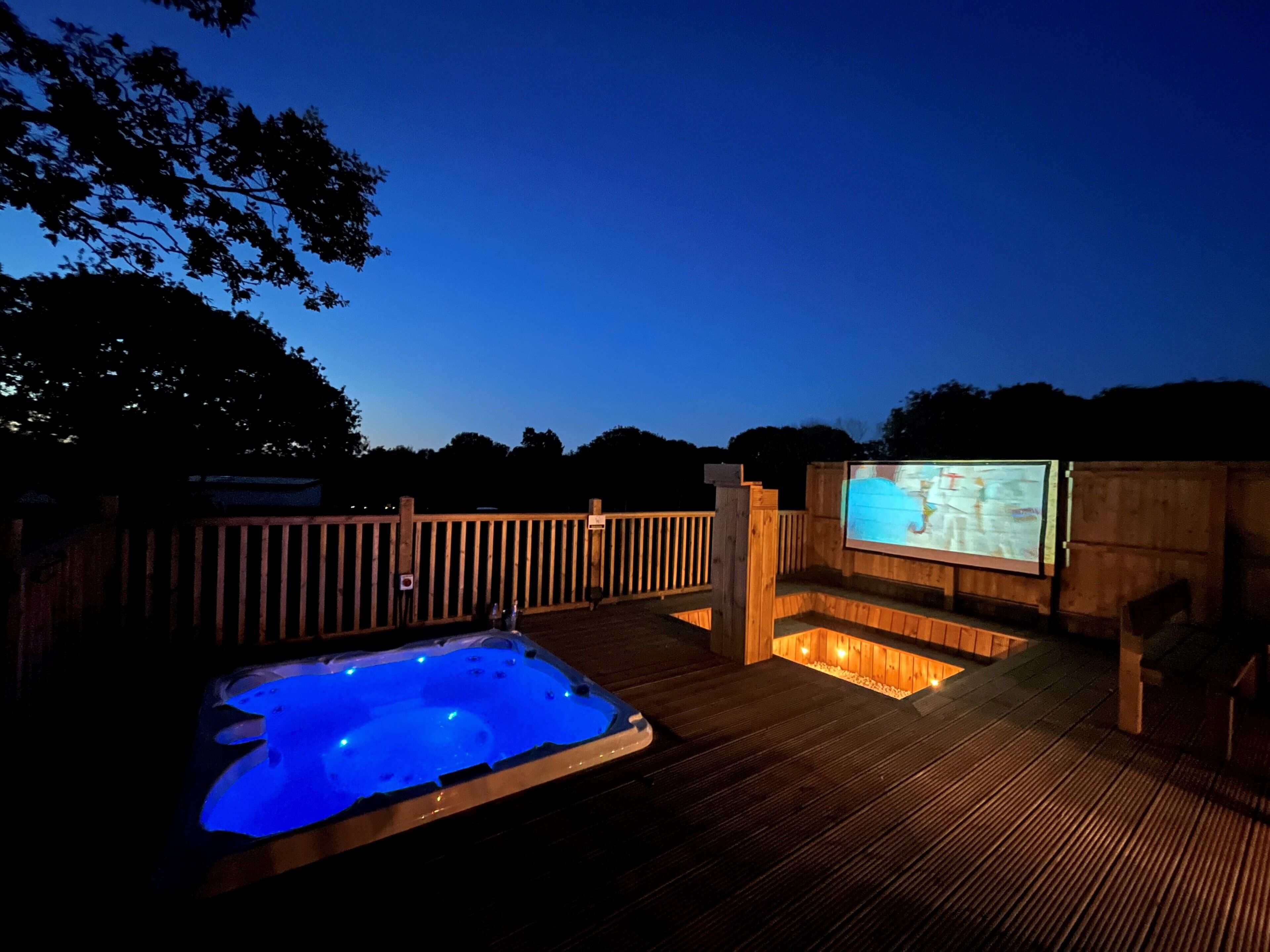Tenda Mewah, hot tub, pemandangan kebun | Eksterior