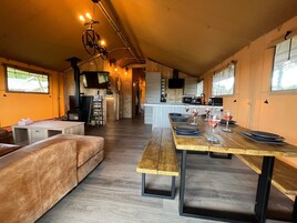 Tienda de lujo, bañera de hidromasaje, vistas al jardín | Interior