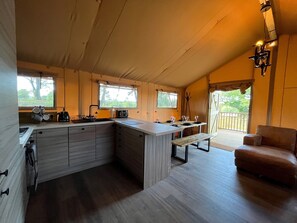 Luxe tent, hot tub, uitzicht op tuin | Gemeenschappelijke keuken