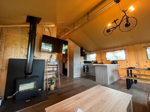 Luxe tent, hot tub, uitzicht op tuin | Interieur