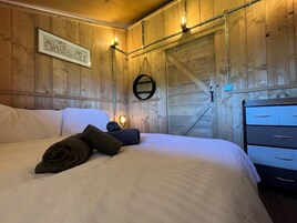 Luxury Tent, Hot Tub, Garden View | Interior