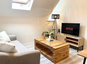 TV - Luxury Scandi Inspired 1 Bed Town Centre Apartment (Bournemouth)
