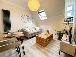 TV - Luxury Scandi Inspired 1 Bed Town Centre Apartment (Bournemouth)