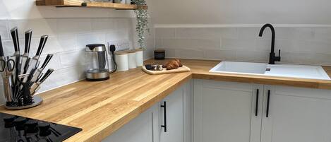 Coffee/tea maker, fridge, microwave, oven