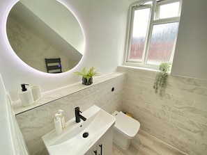 Dusche, Haartrockner, Handtücher, Seife