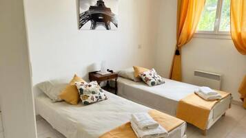 4 slaapkamers, een strijkplank/strijkijzer, gratis wifi, beddengoed