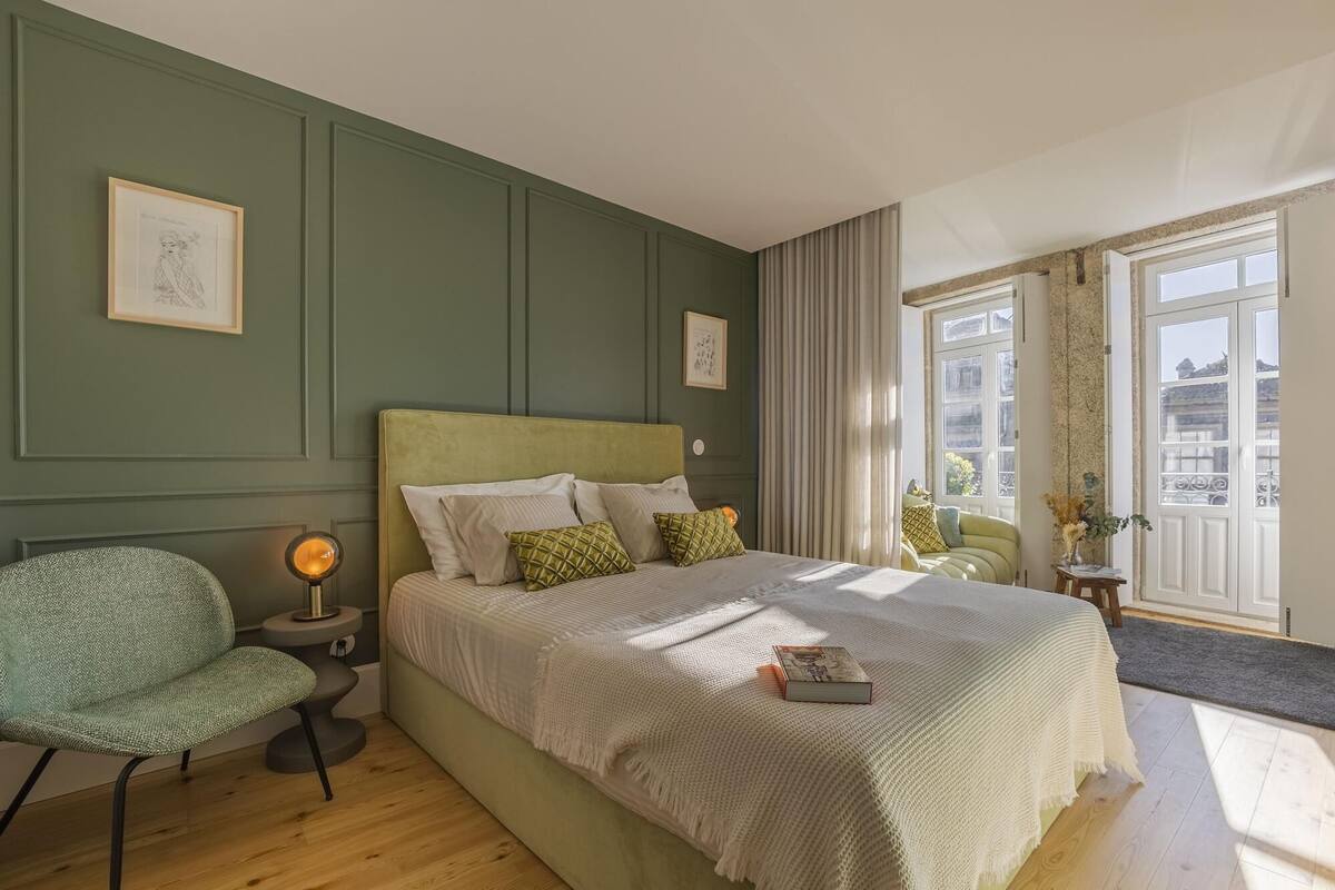 Select Comfort beds, soundproofing, free WiFi, bed sheets