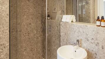 Premium Apartment | Bathroom | Shower, hair dryer, towels