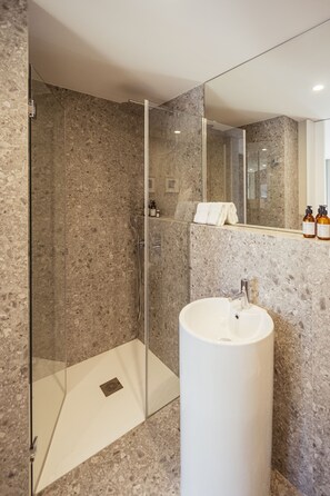 Apartemen Premium | Kamar mandi | Shower, pengering rambut,  dan handuk