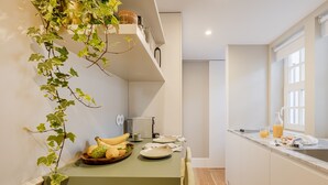 Una cucina moderna con un piano di lavoro verde, un lavello e una finestra.