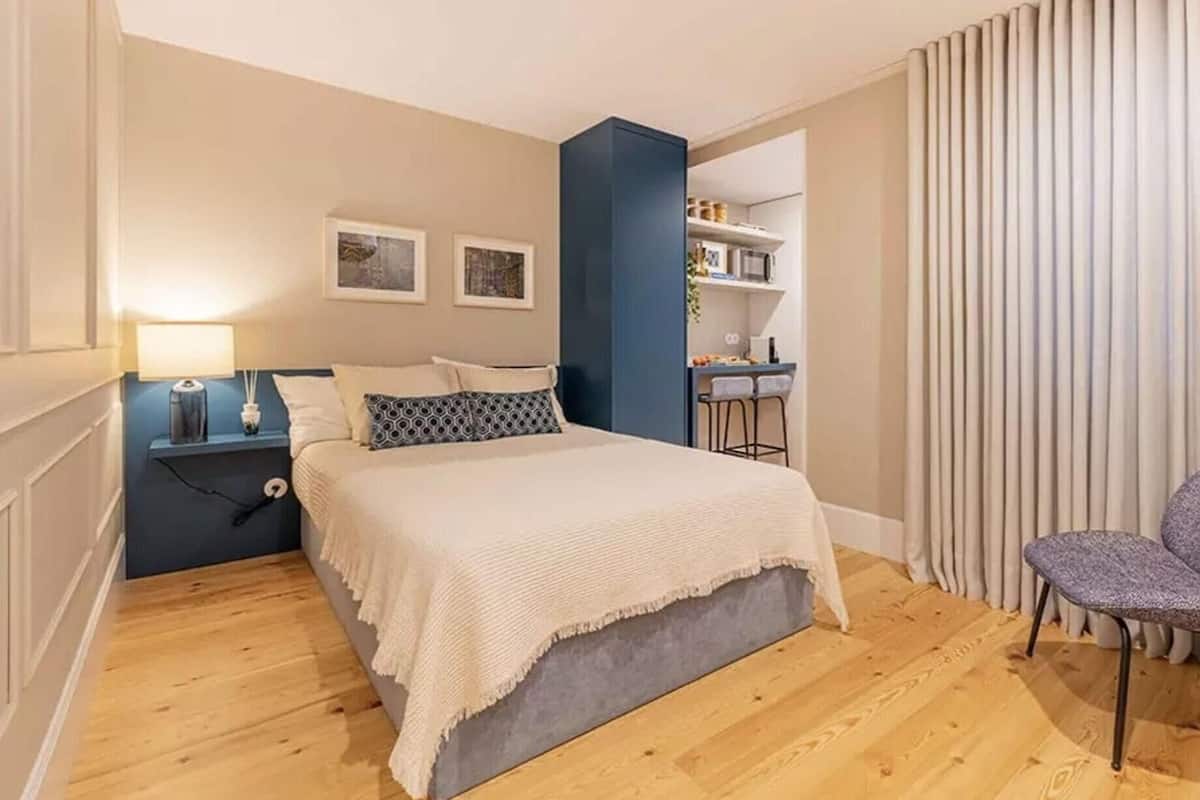 Select Comfort beds, soundproofing, free WiFi, bed sheets