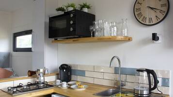 Een koelkast, een microgolfoven, een oven, een kookplaat