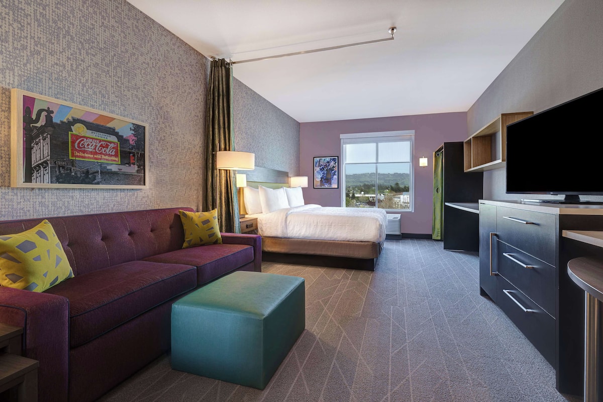 1 bedroom, premium bedding, pillowtop beds, desk