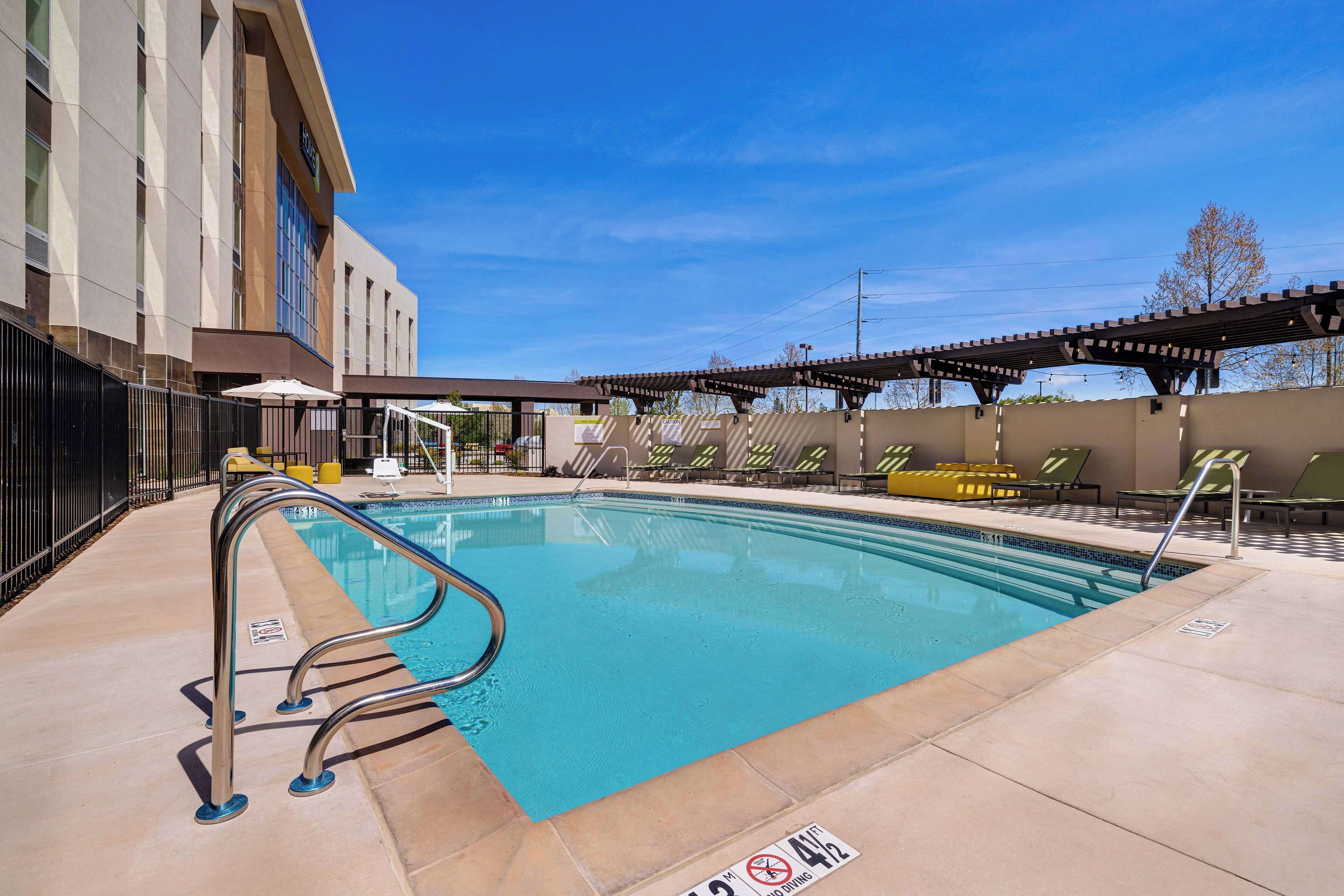 야외 수영장, 07:00 ~ 22:00 오픈, 수영장 파라솔, 일광욕 의자