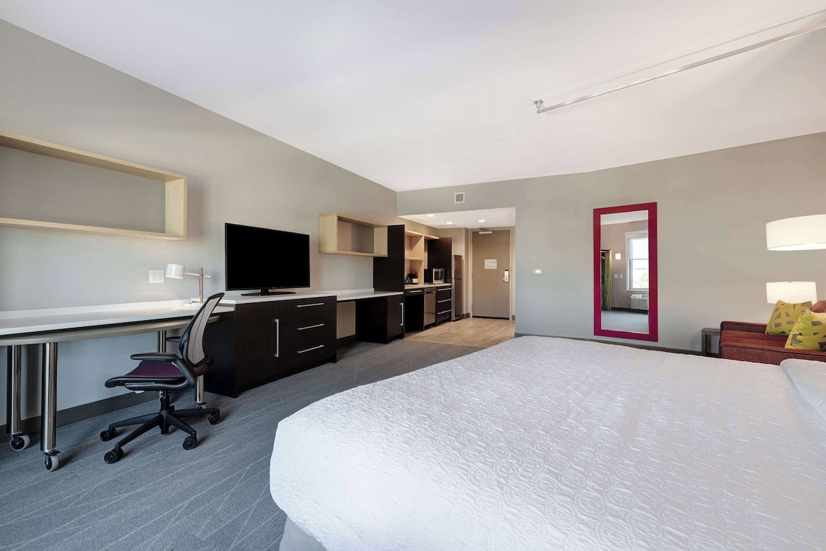 1 bedroom, premium bedding, pillowtop beds, desk