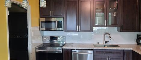 Réfrigérateur, four à micro-ondes, un four, surface de cuisson