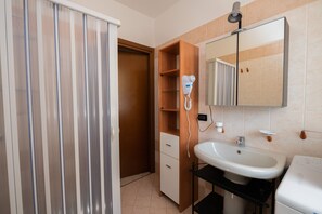Appartement | Salle de bain | Douche, bidet, serviettes fournies