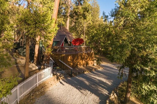 Cabin in the forest, close to Bass Lake & Yosemite, mountain views & deck