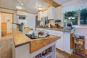 Fridge, microwave, oven, stovetop - Cabin in the forest, close to Bass Lake & Yosemite, mountain views & deck (Oakhurst)