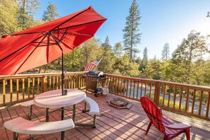 Outdoor dining - Cabin in the forest, close to Bass Lake & Yosemite, mountain views & deck (Oakhurst)