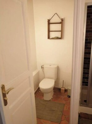 Een douche, een haardroger, handdoeken, zeep