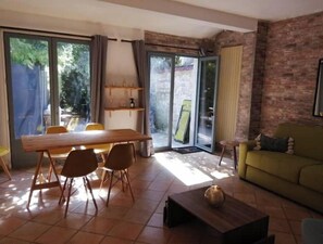 Smart-tv, een tafeltennistafel en boeken