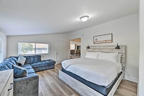 4 bedrooms, desk, iron/ironing board, travel cot