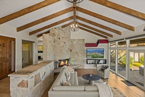 Fernseher, Kamin, Arbeitsbereiche