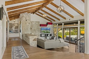 Fernseher, Kamin, Arbeitsbereiche