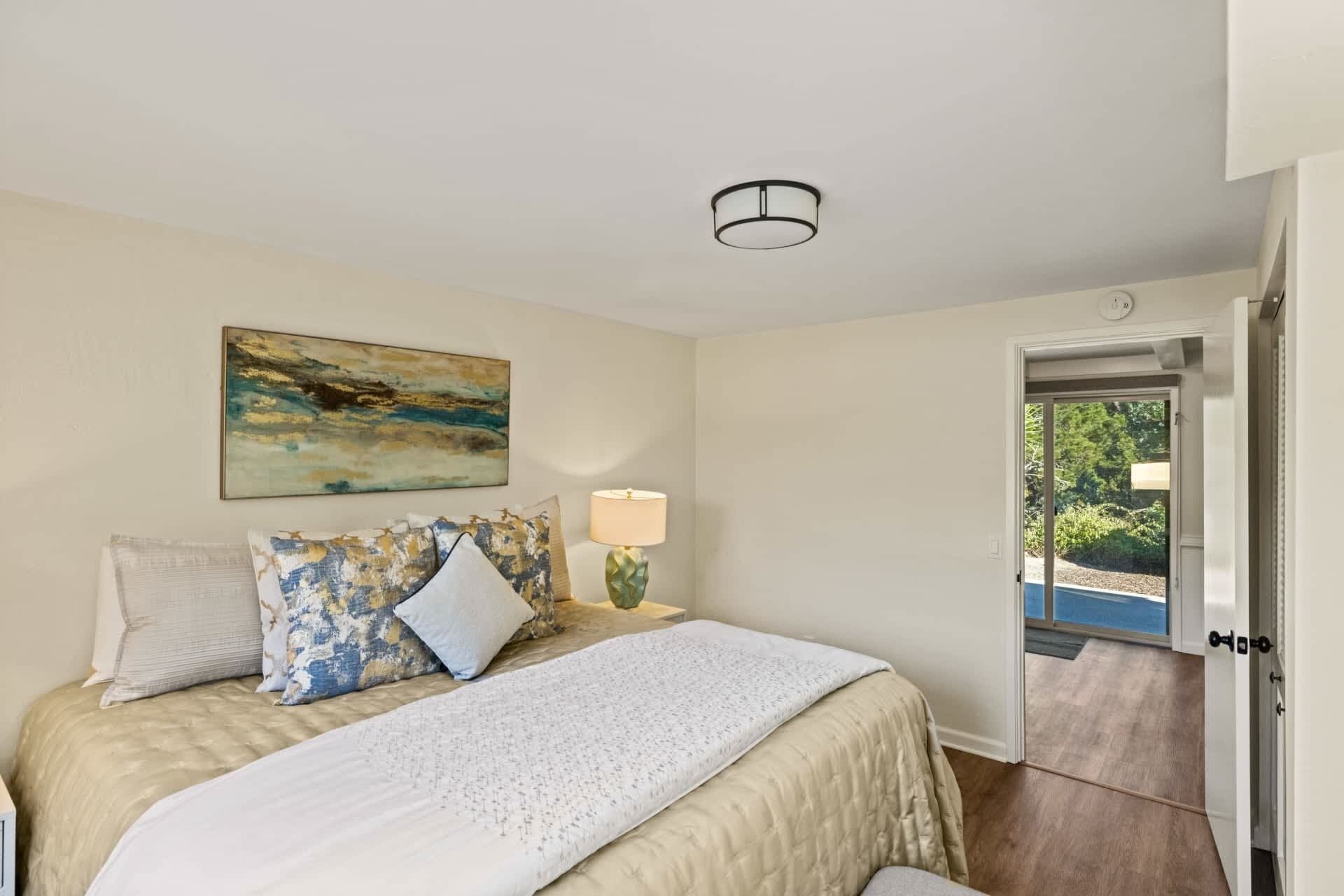 5 makuuhuonetta, työpöytä, silitysrauta/-lauta, vauvan matkasänky