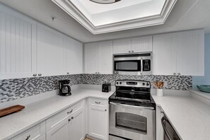 冷蔵庫、電子レンジ、オーブン、コンロ