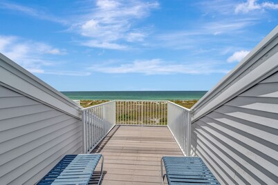 AVAILABLE FOR YOUR WINTER VACATION! Close to Pool and Gulf C2422B