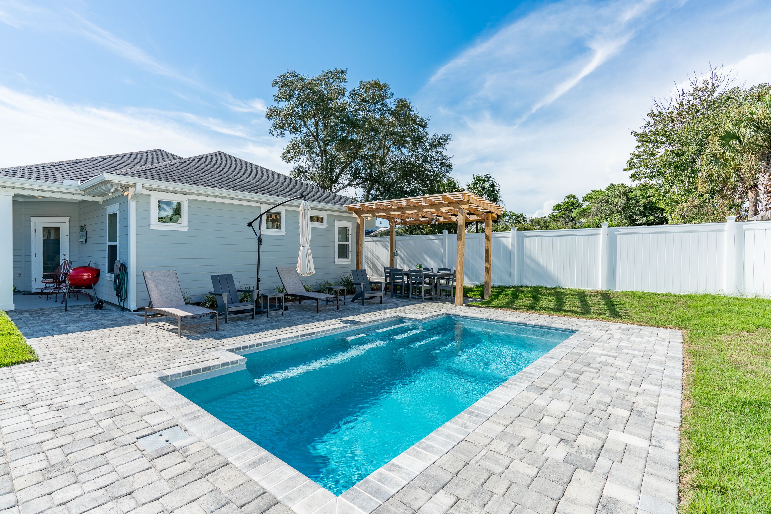 Pet Friendly + Private Pool; Amazing Fenced Backyard, 5 Min Walk to Beach!
