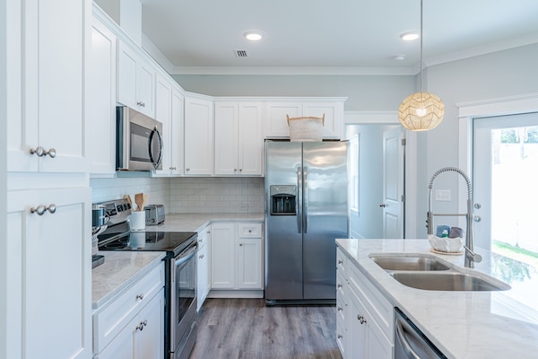 Kjøleskap, mikrobølgeovn, ovn og kokeplater