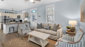 TV - Dog Friendly, Close to Beach, Overlooks Pool/Spa + Free Attraction Tickets! (Santa Rosa Beach)