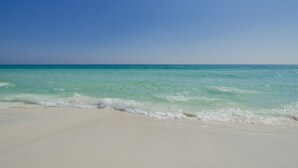 Una playa con agua turquesa cristalina y arena blanca.