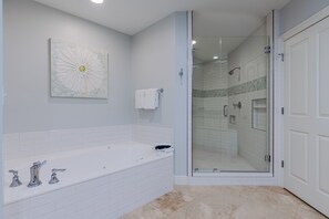 Combined shower/bathtub, hair dryer, towels, soap - Gulf-Front, Lovely Views & Private Beach, Sleeps 12 + Free Attraction Tickets (Seagrove Beach)