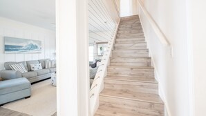 Un escalier avec des marches en bois et des murs blancs.