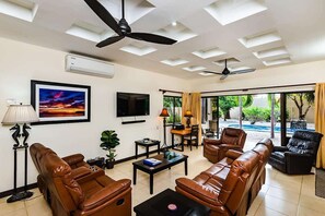 Fernseher, Stereoanlage, Arbeitsbereiche, Drucker