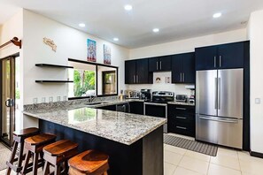 雪櫃、微波爐、焗爐、爐具