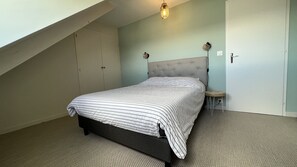 3 makuuhuonetta, työpöytä, silitysrauta/-lauta, ilmainen Wi-Fi