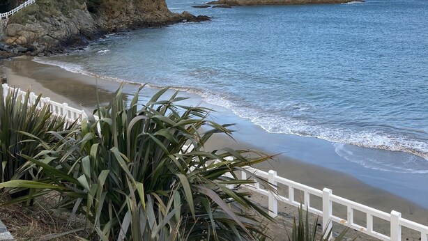 A coastal landscape with a beach, rocky cliffs, and a white fence. - Vacation home, 400m from the sea in a quiet, well-located area (Saint-Quay-Portrieux)