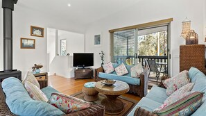 Smart TV - Kinnera Cottage - walk to the beach (MOSSY POINT)