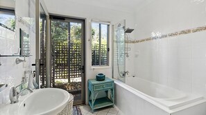 Bathtub, towels - Kinnera Cottage - walk to the beach (MOSSY POINT)